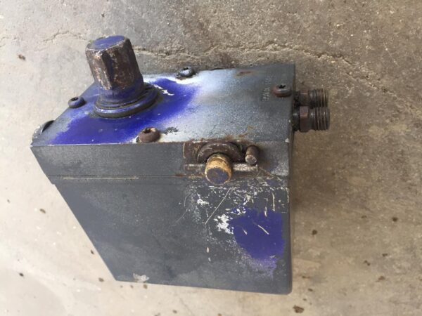 cabin turn cylinder , cabin pump  142/143 - Image 5